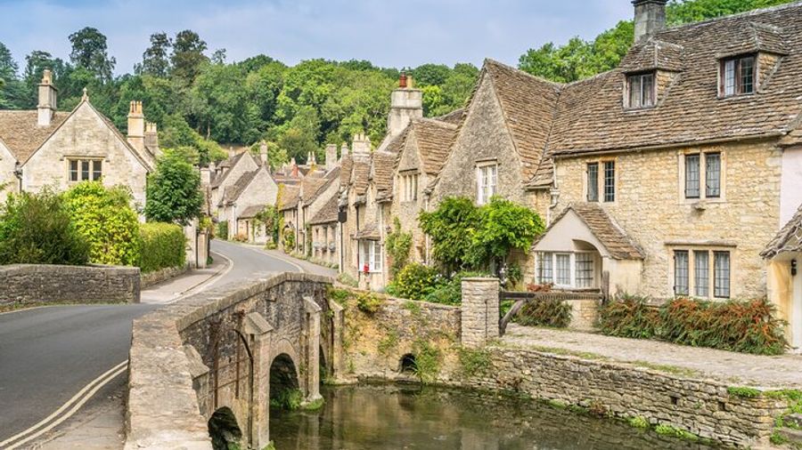 Cotswolds Villages, Stonehenge, and Bath Tour From London