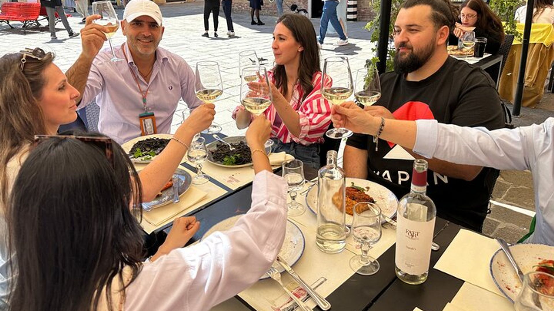 Venice Food Tour: Rialto Market, Wine Tasting, and Sightseeing