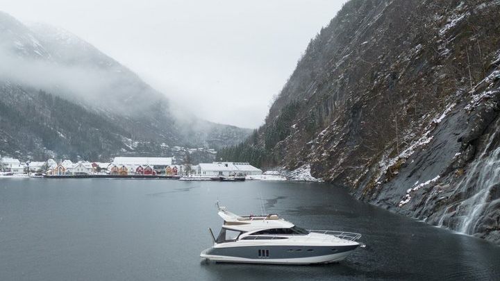 Private yacht Fjord and waterfalls cruise to Modal / Mostraumen