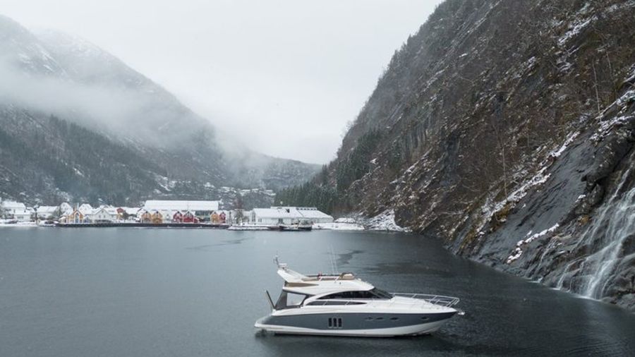 Private yacht Fjord and waterfalls cruise to Modal / Mostraumen