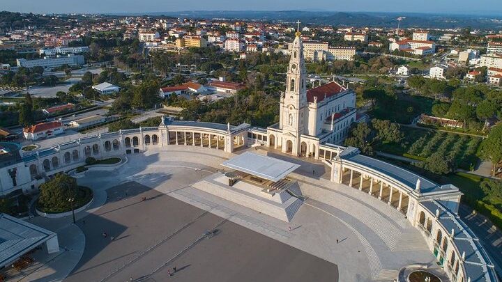 Fatima, Batalha, Nazare, & Obidos Private Tour From Lisbon