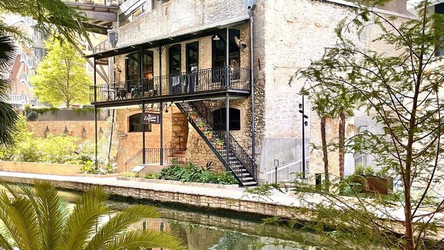 Walking Tour Along the San Antonio Riverwalk And Around Downtown