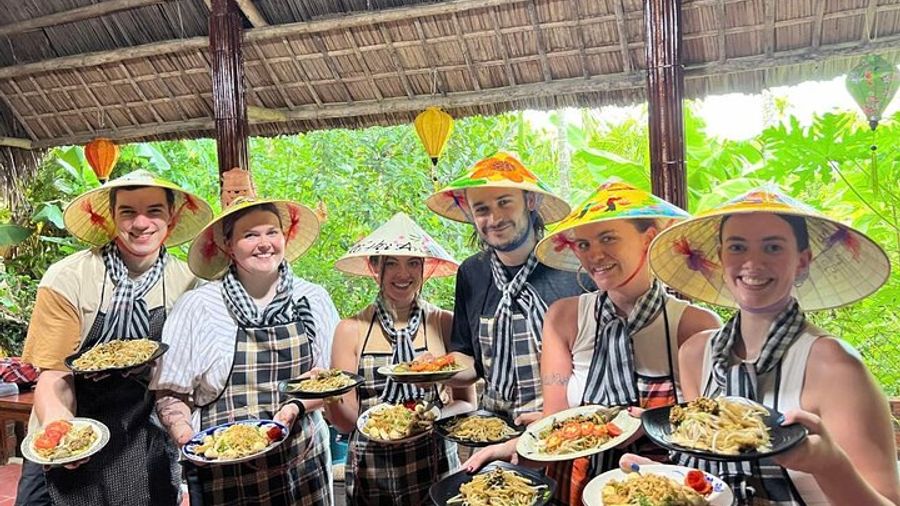 Hoi An Cooking Class, Market Visit, Boat Ride, Crab Fishing