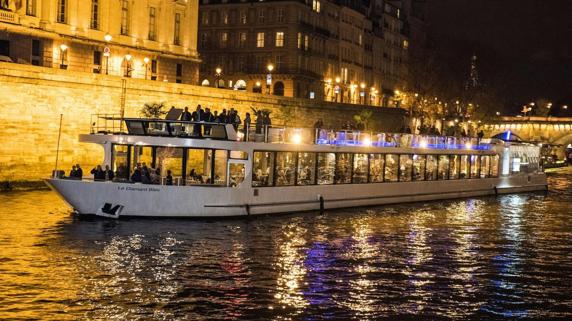 Gourmet dinner cruise with live music and dance floor in Paris