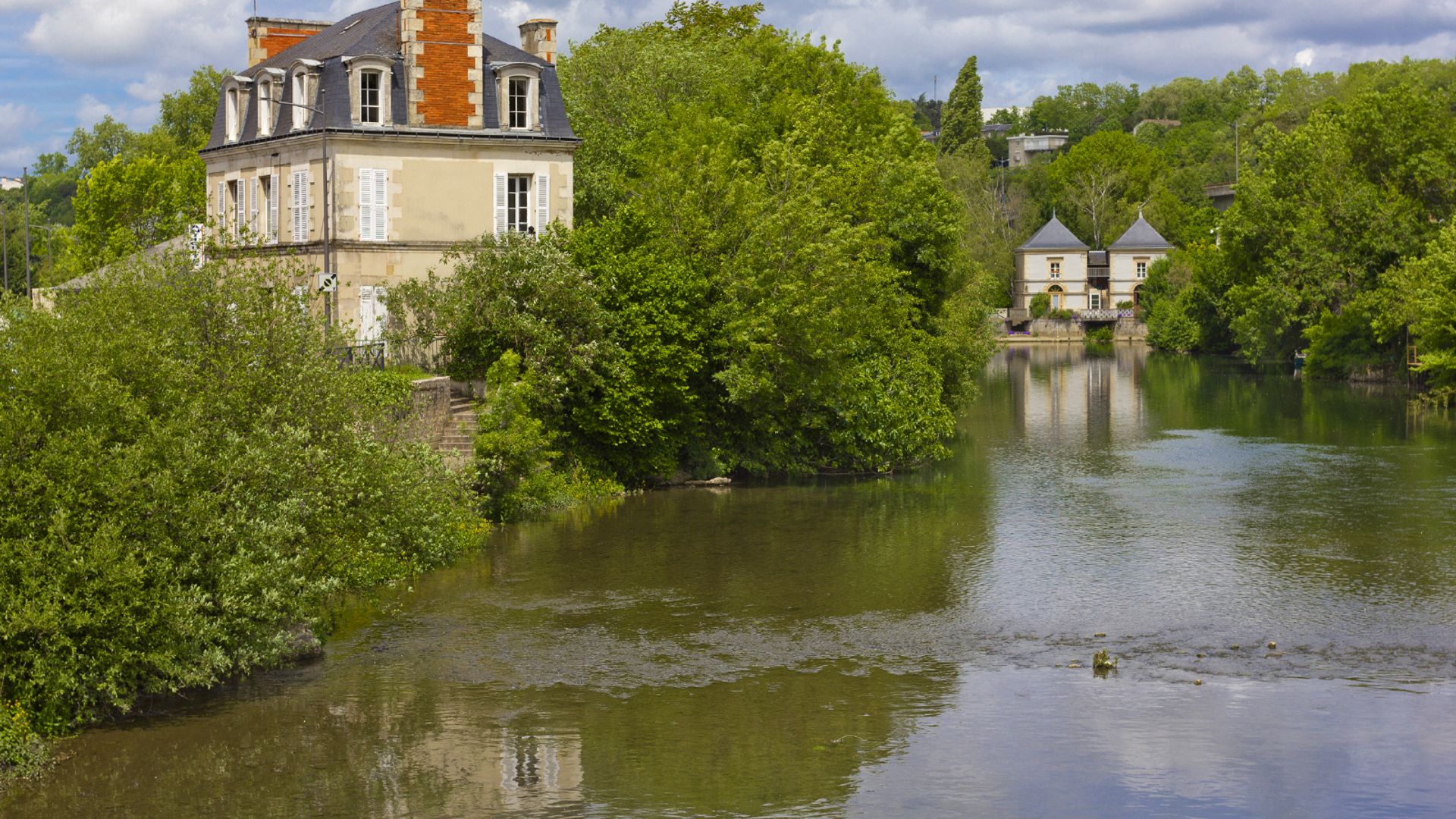 Poitiers: Audio Guided Walking Tour (2h - 16 audio comments)