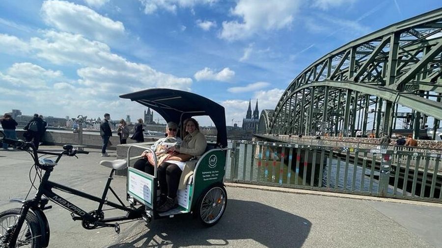 Cologne: Private Rickshaw Bike Sightseeing Tour