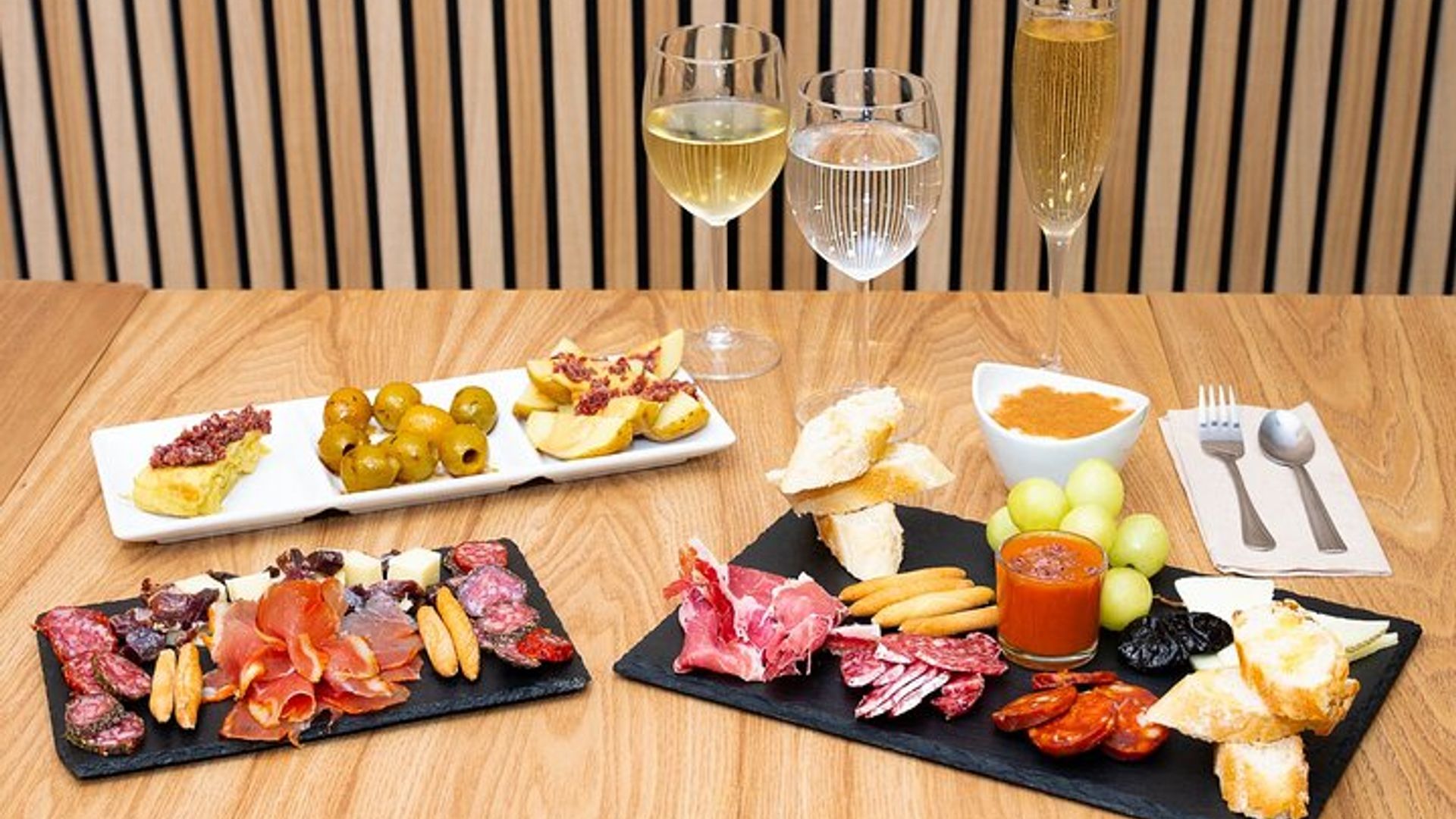 Barcelona: Sagraa Familia Jamon, Cheese, and Wine Experience