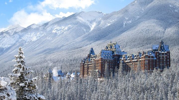 Banff: Fairmont Hotel Small-Group Food Tasting Tour