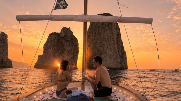 Capri Private Sunset Boat Tour with Aperitif and Exclusive Caves