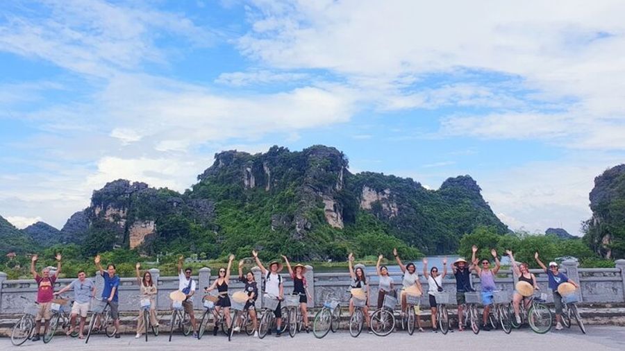 Hanoi to Ninh Binh Day Trip with Tam Coc Boat Tour and Lunch