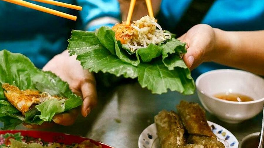 Ho Chi Minh City Evening Foodie Tour by Scooter, Woman Guide