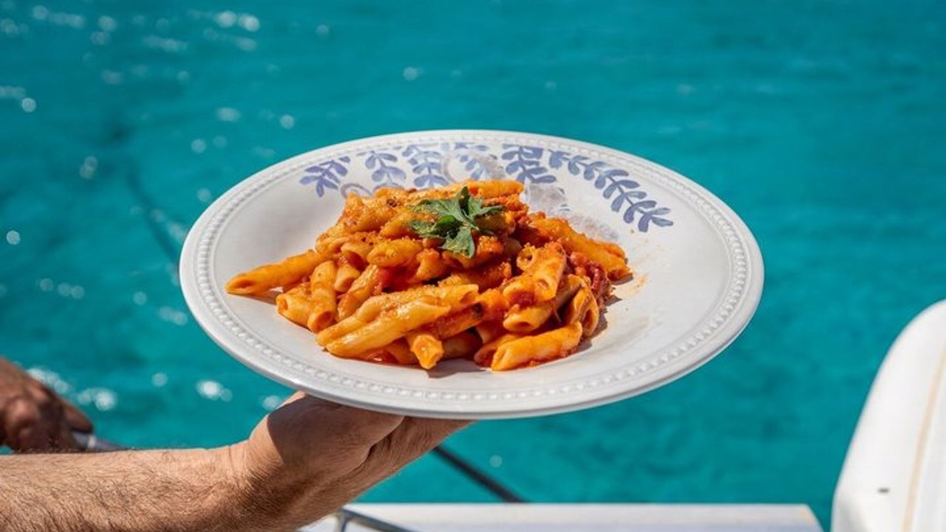 Un tour in barca di un'intera giornata alle isole Maddalena, in piccoli gruppi, con pranzo.