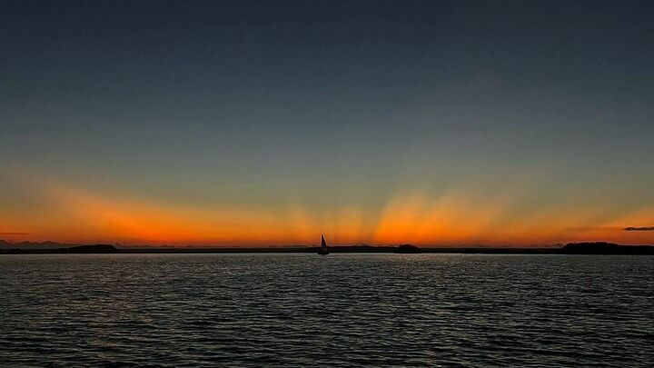 Sunrise on Paddleboard with breakfast in the lagoon of 7 colors