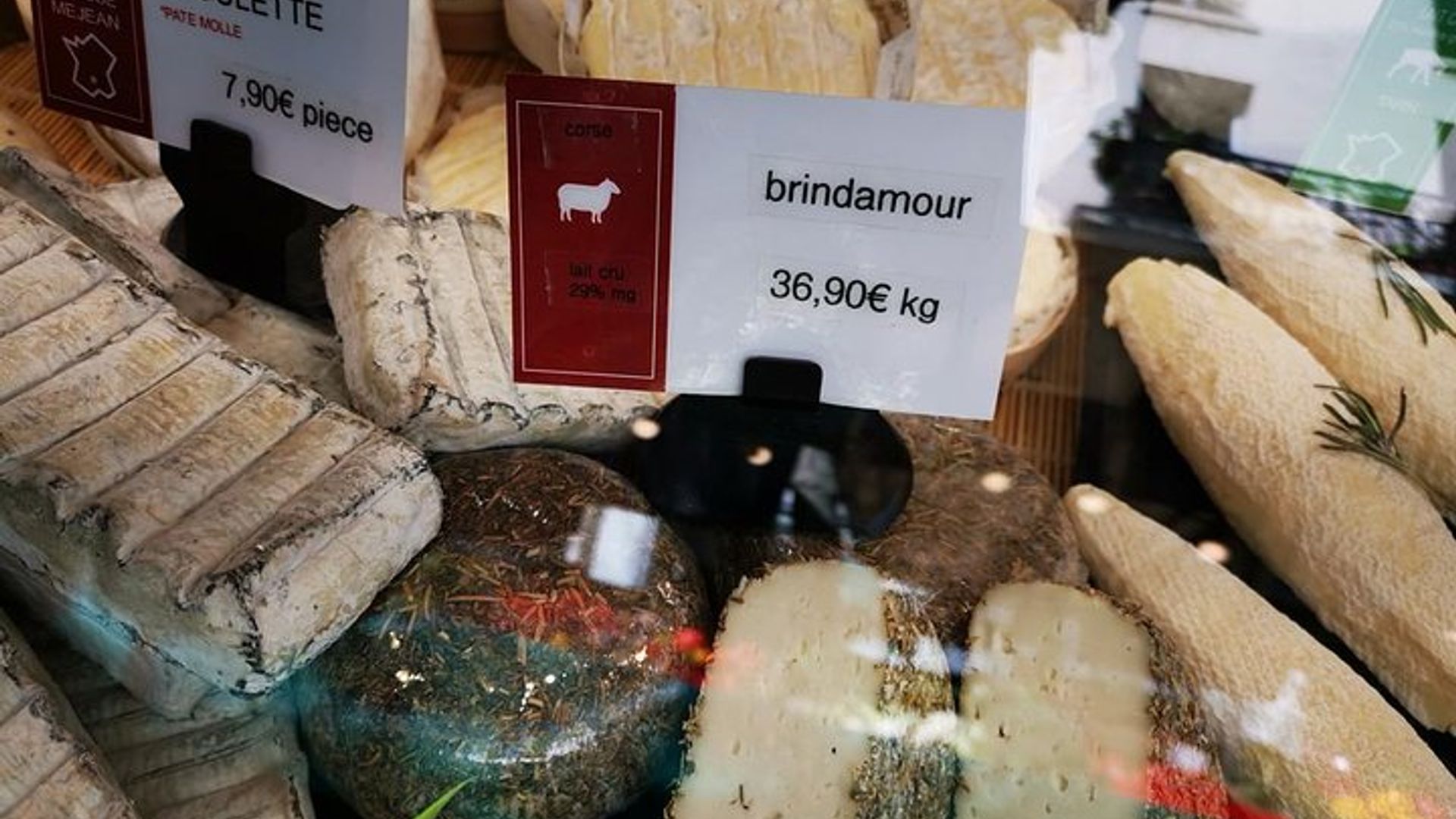Paris: Small-Group Market Tour and Picnic with Wine