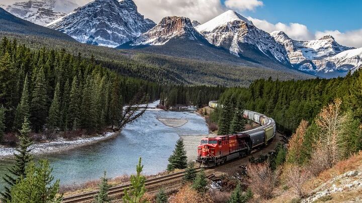 Moraine Lake and Lake Louise Small-Group Tour With Free Time