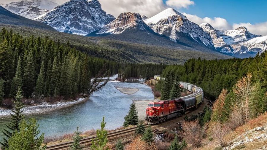 Moraine Lake and Lake Louise Small-Group Tour With Free Time