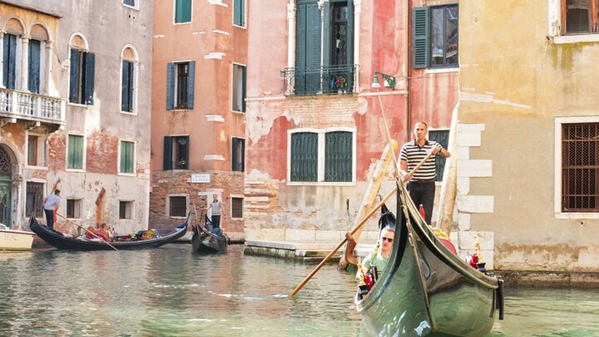 Romantic EN Gondola Tour in Venice - EN French Guide