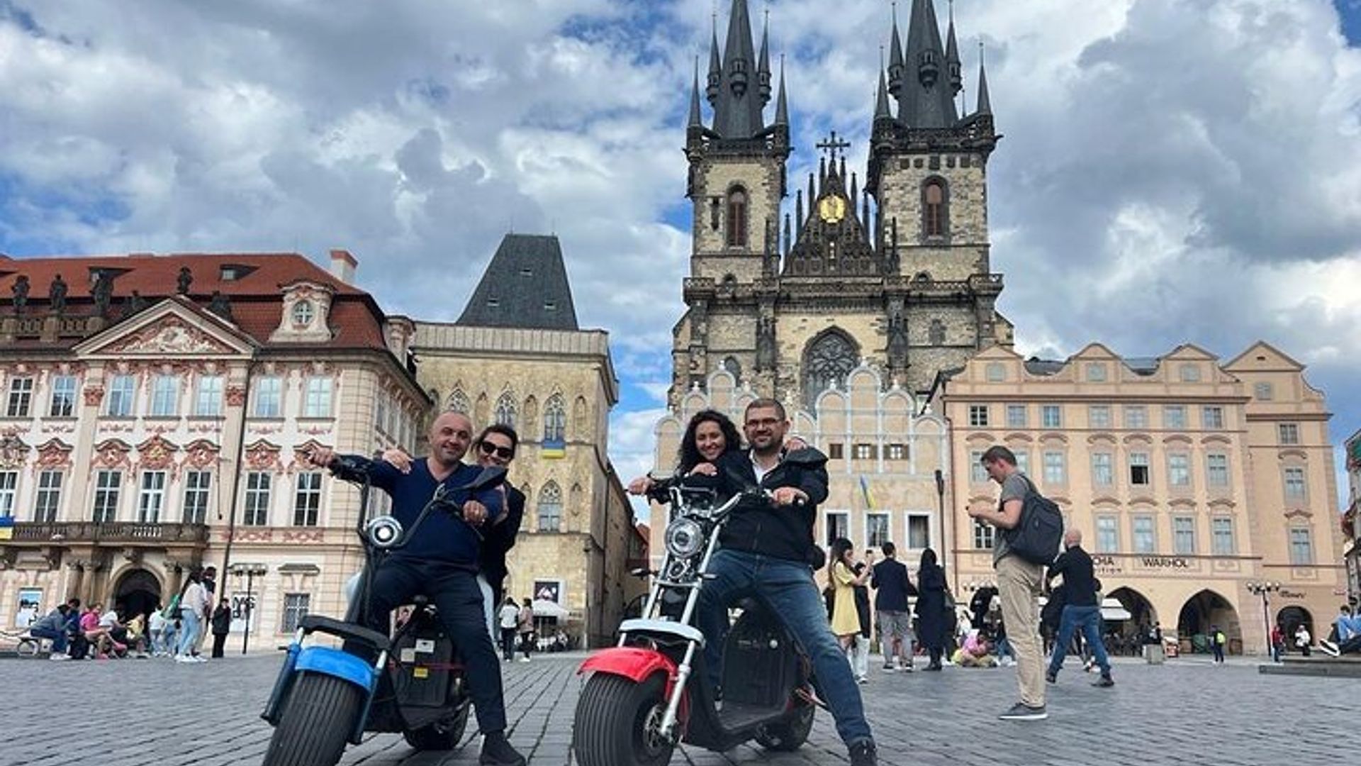 Private live guided E-scooter Tour in Prague: 2 hours