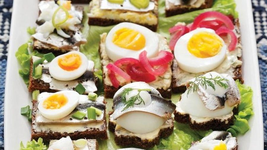 Tallinn Estonian Food, Drinks, and History Walking Tour