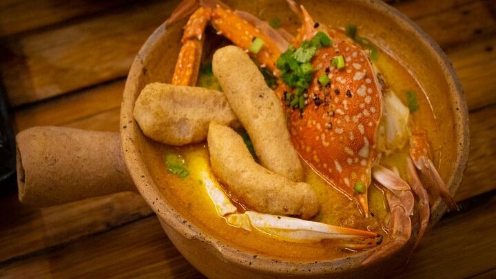 Saigon Private Foodie and Sightseeing Scooter Tour with Hotel Pickup