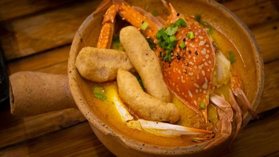Saigon Private Foodie and Sightseeing Scooter Tour with Hotel Pickup