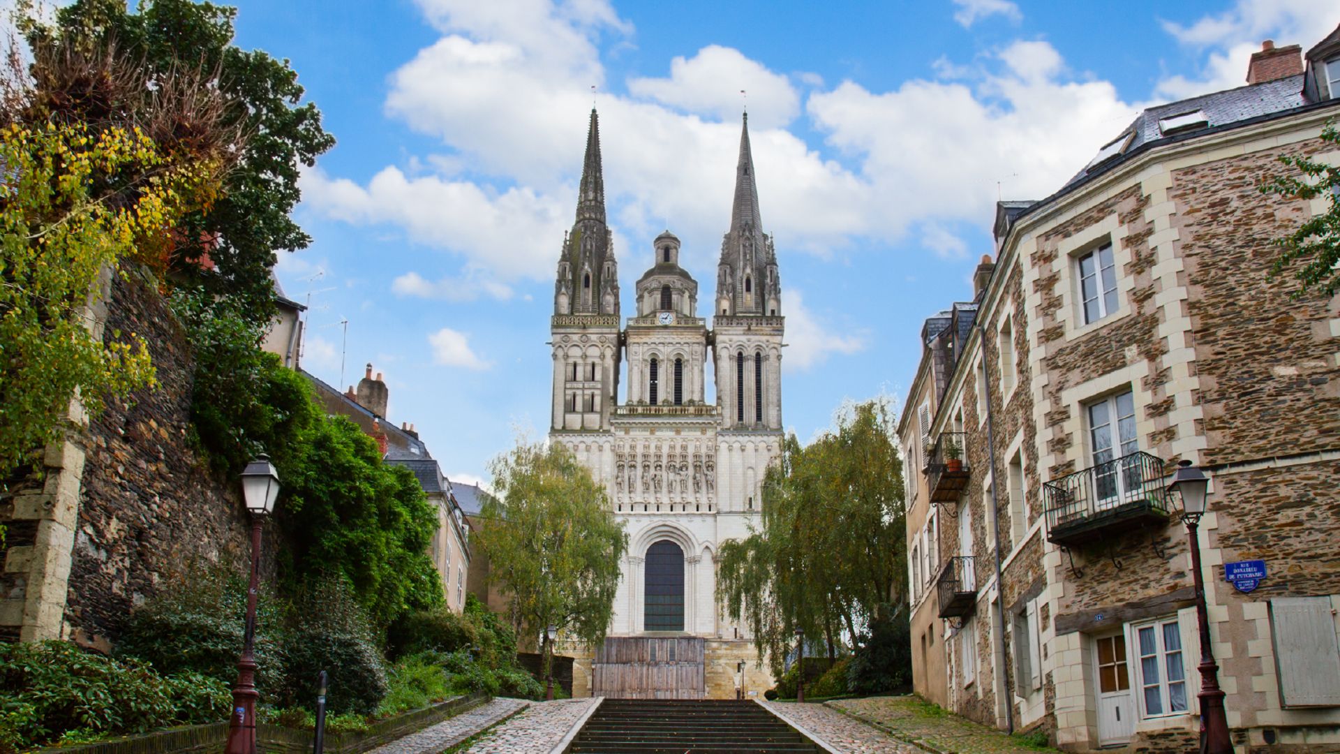 Angers: 2.15 hour audio guided walking tour and 22 audio commentaries