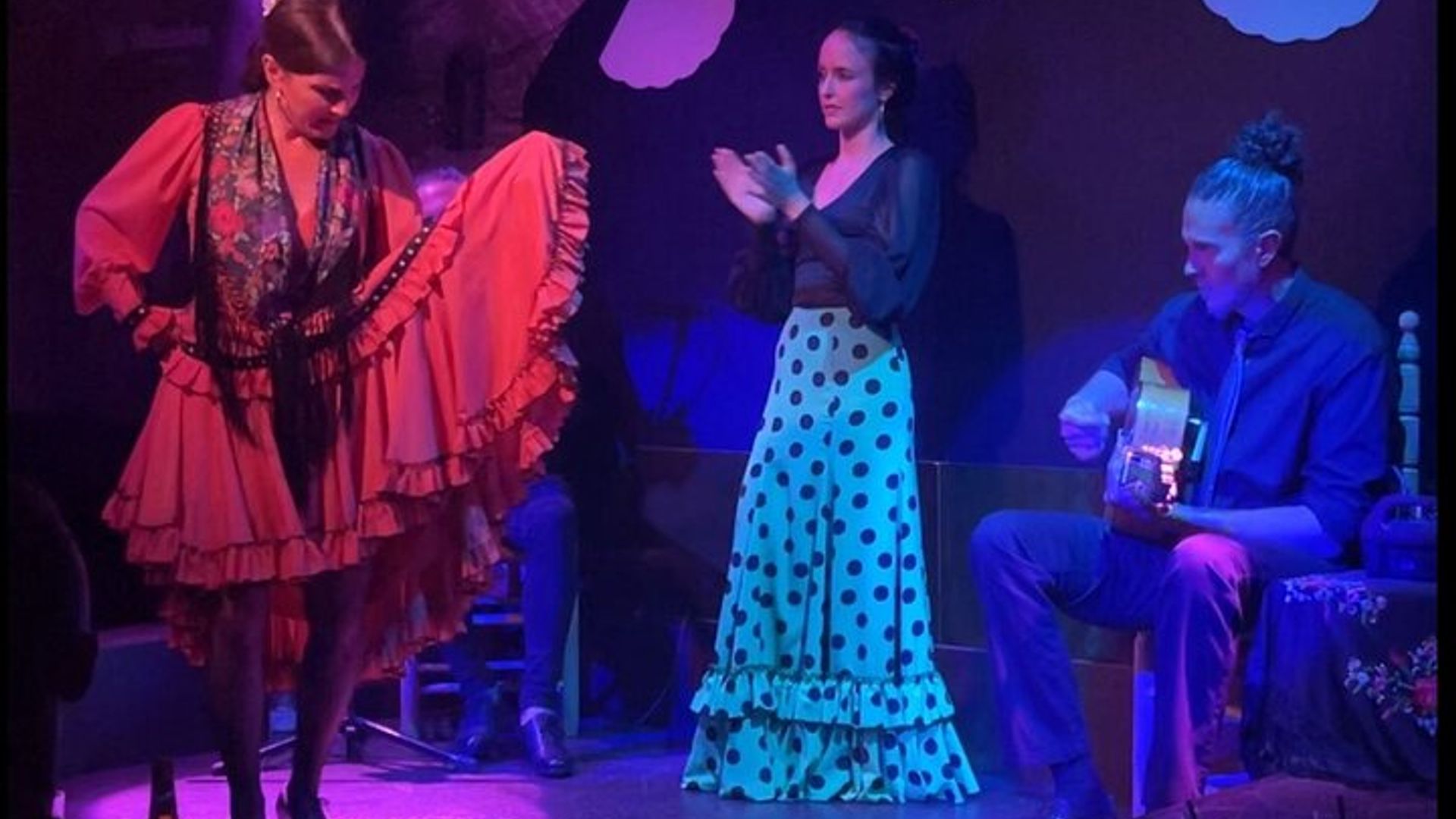 Barcelona: Flamenco Show & Private Tapas Walking Tour