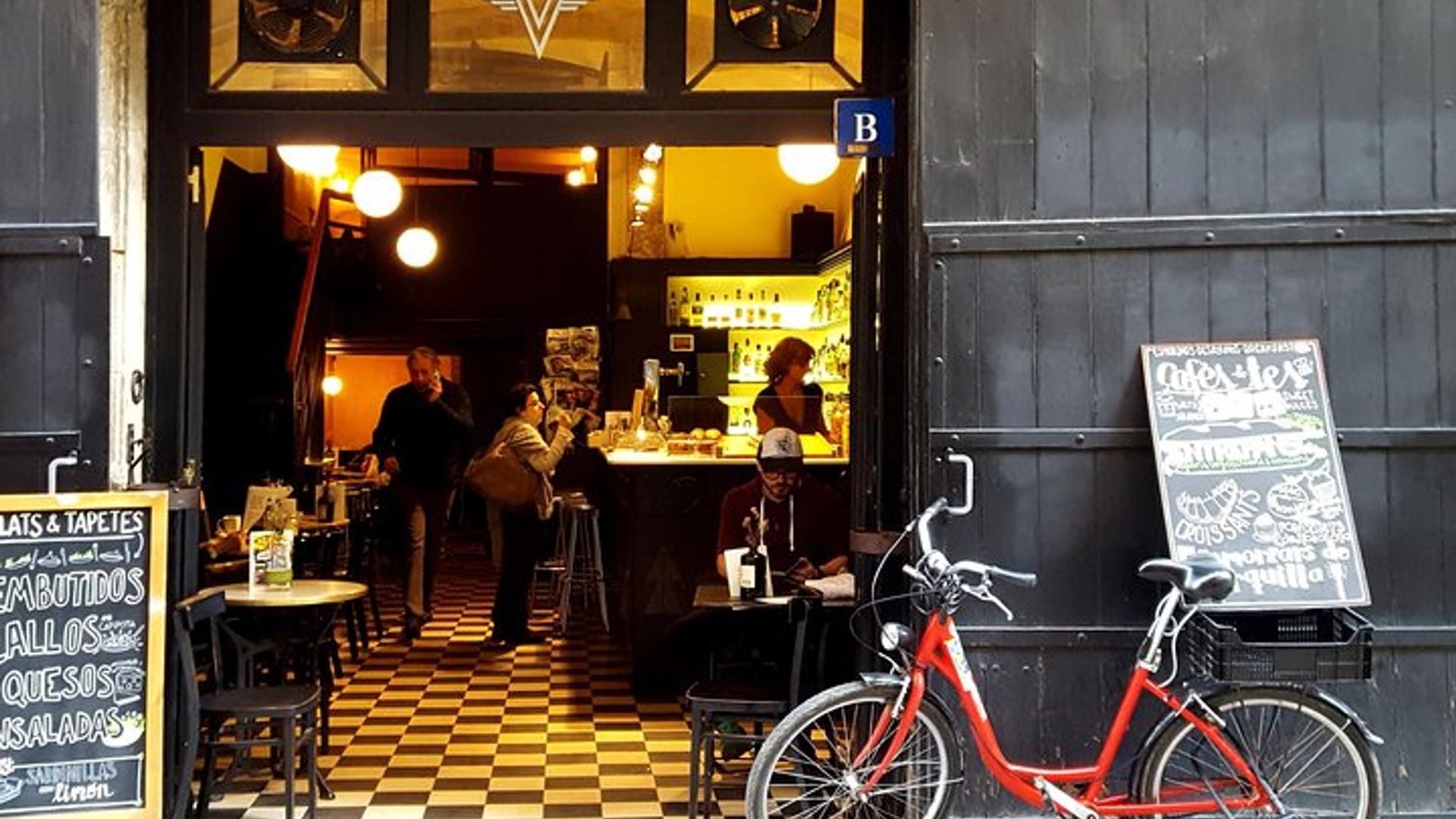 Barcelona Small-Group Bike Tour with Traditional Tapas Lunch