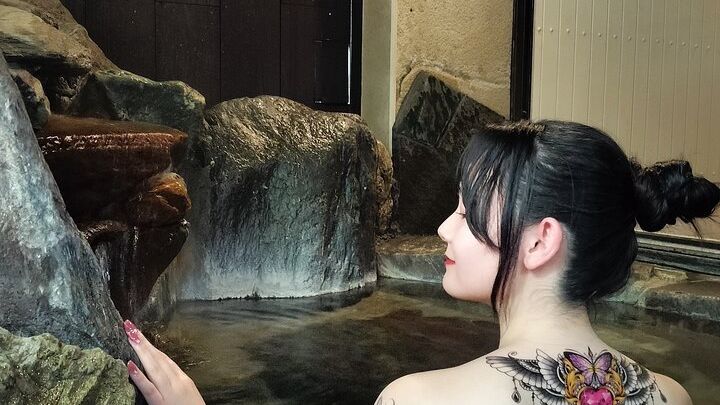 Central Tokyo Tattoo-Friendly Open-Air Onsen Tickets and Drink