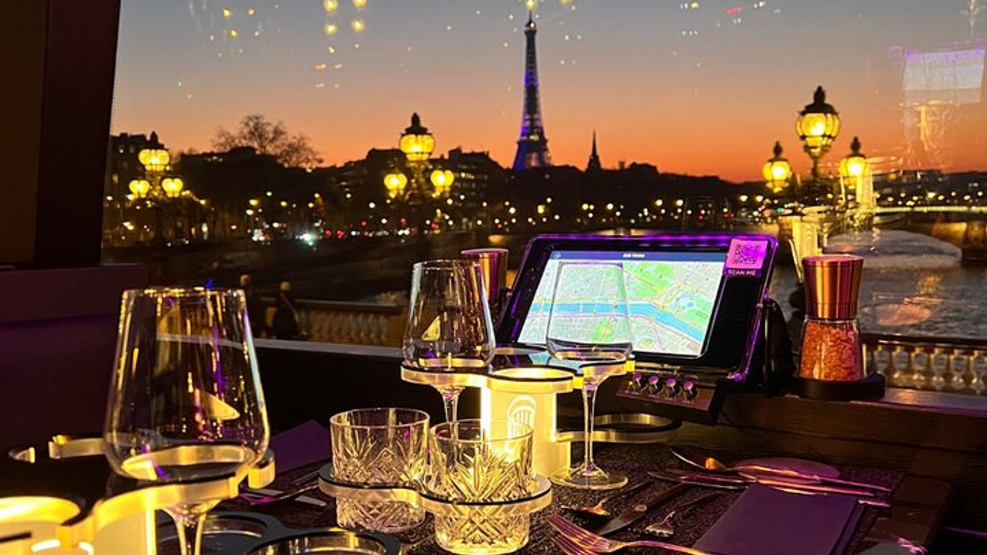 Evening dinner experience on the Bus Toqué in Paris