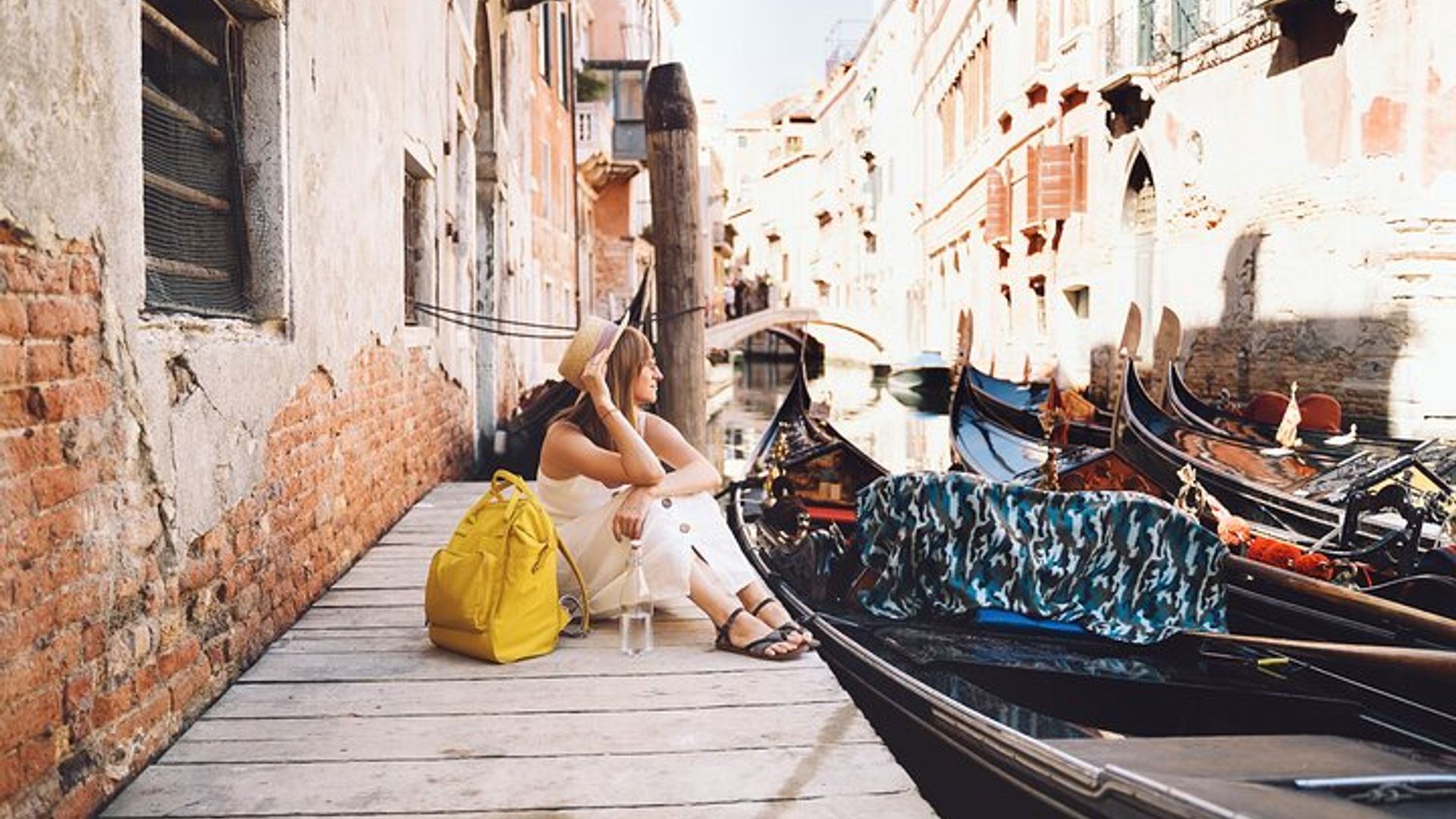 Guided City Walking Tour with Gondola Ride in Venice