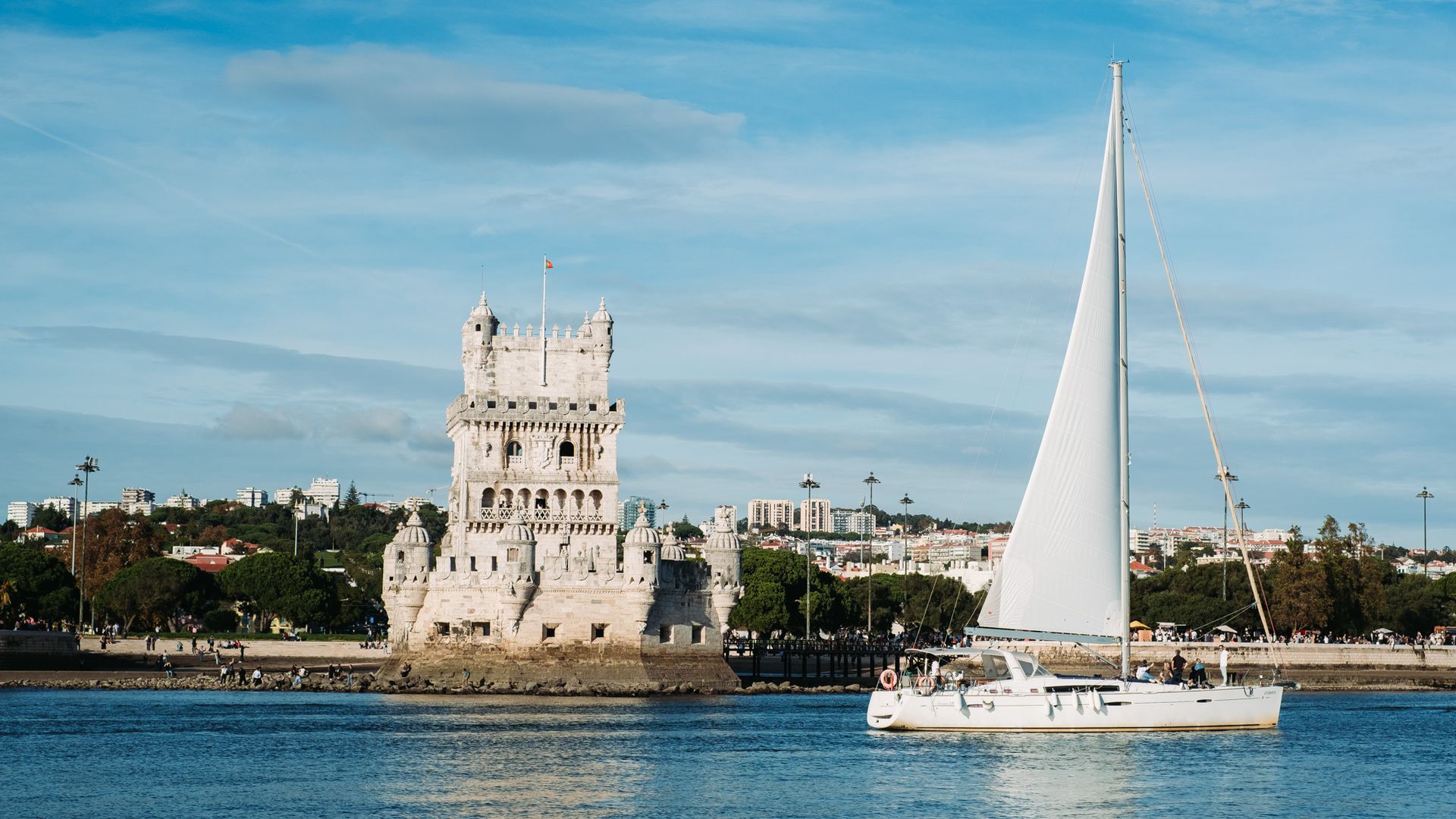 Lisbon Romantic Private 2h Cruise with sparkling wine