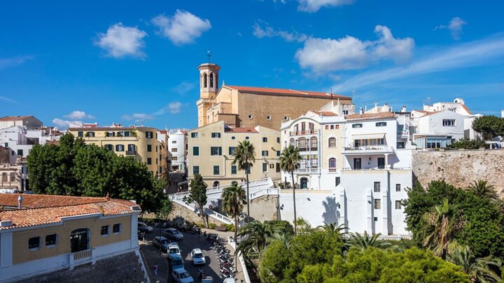 Tour en barco por el puerto de Mahón con mercado de Mahón y destilería de ginebra