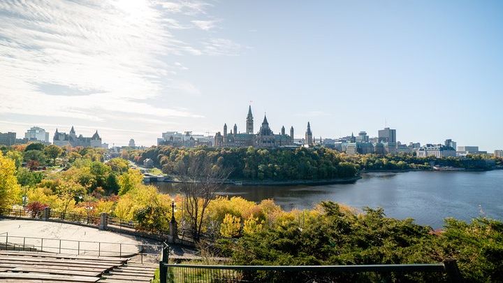 Ottawa Highlights Half-Day, Small-Group Driving and Boat Tour