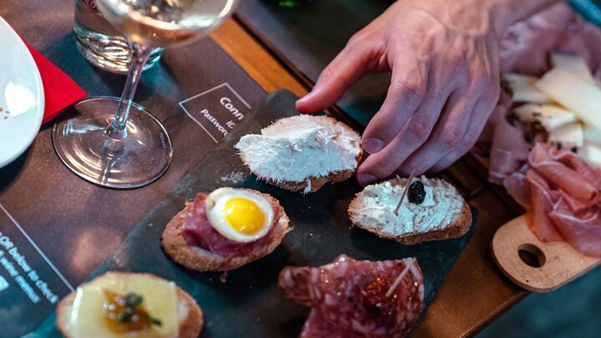 Venice: Jewish Ghetto Private Bacari Tour with Cichetti & Drinks