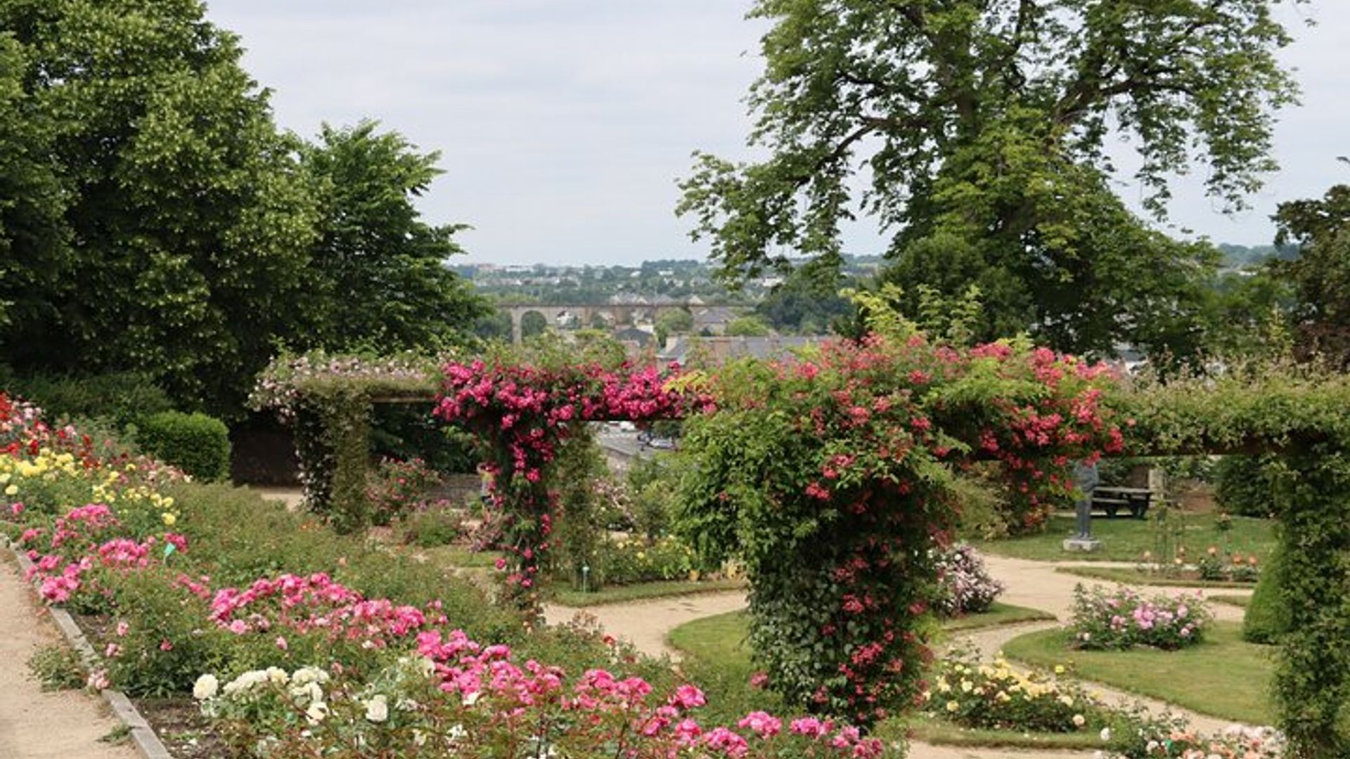 Laval: Visita a pie con audioguía, 1 hora y 15 minutos y 17 audiocomentarios.