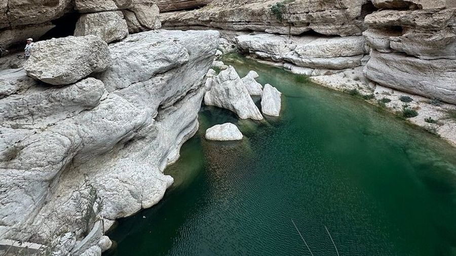 Private Full-Day Wadi Shab Adventure and Bimmah Sinkhole Tour