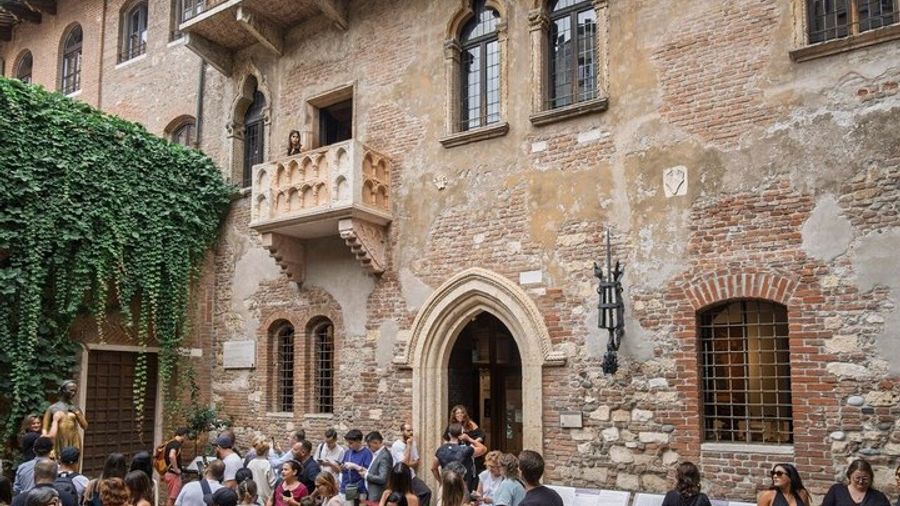 Verona Small-Group Tour Including Verona Arena and Cable Car