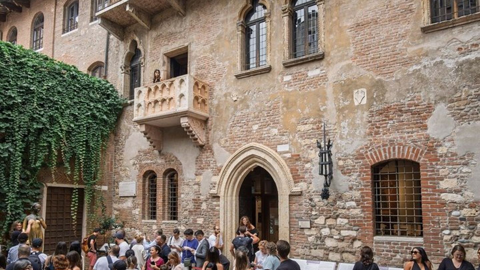 Verona Small-Group Tour Including Verona Arena and Cable Car