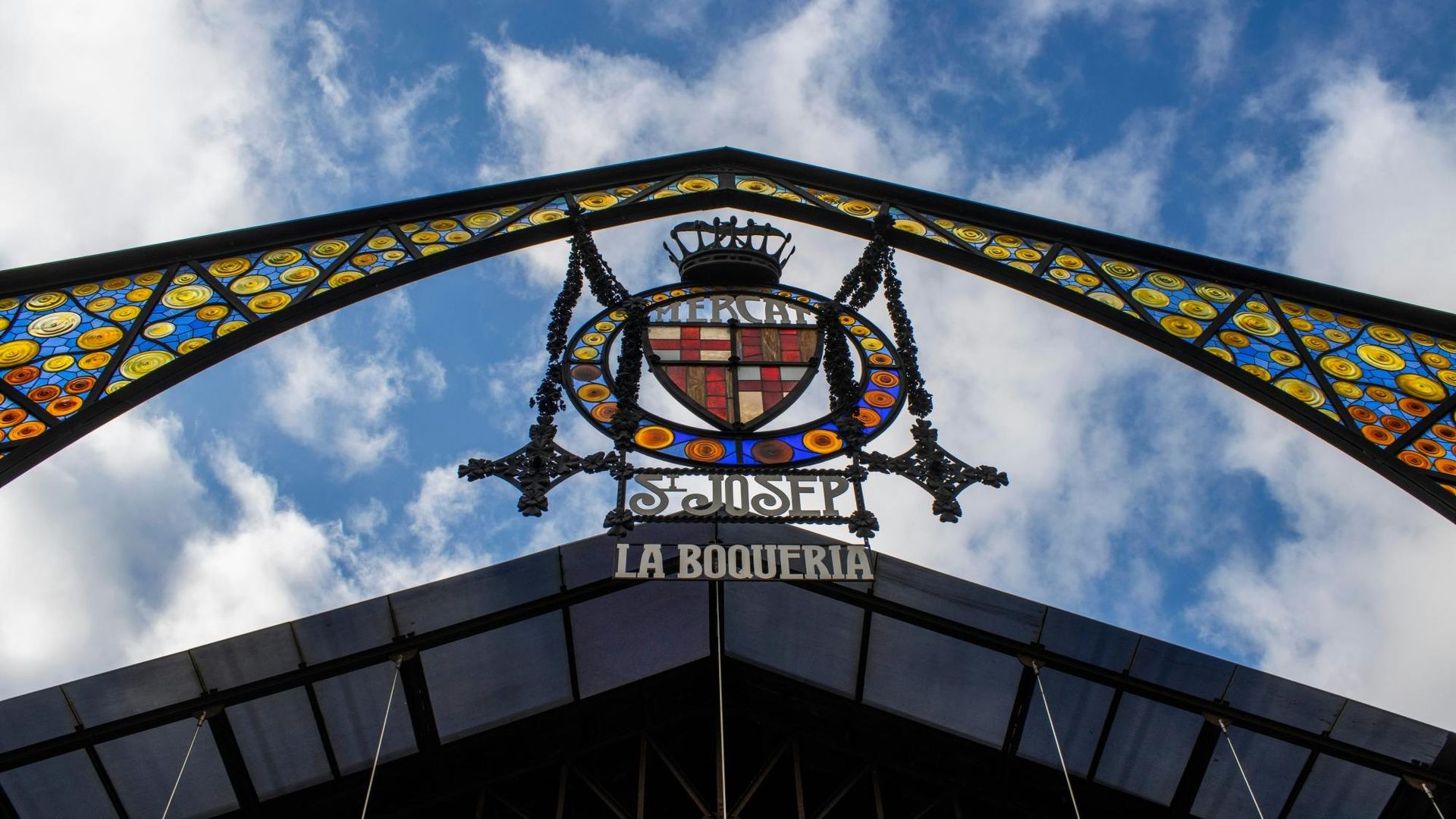 Food, wine and history guided tour with La Boqueria Market visit
