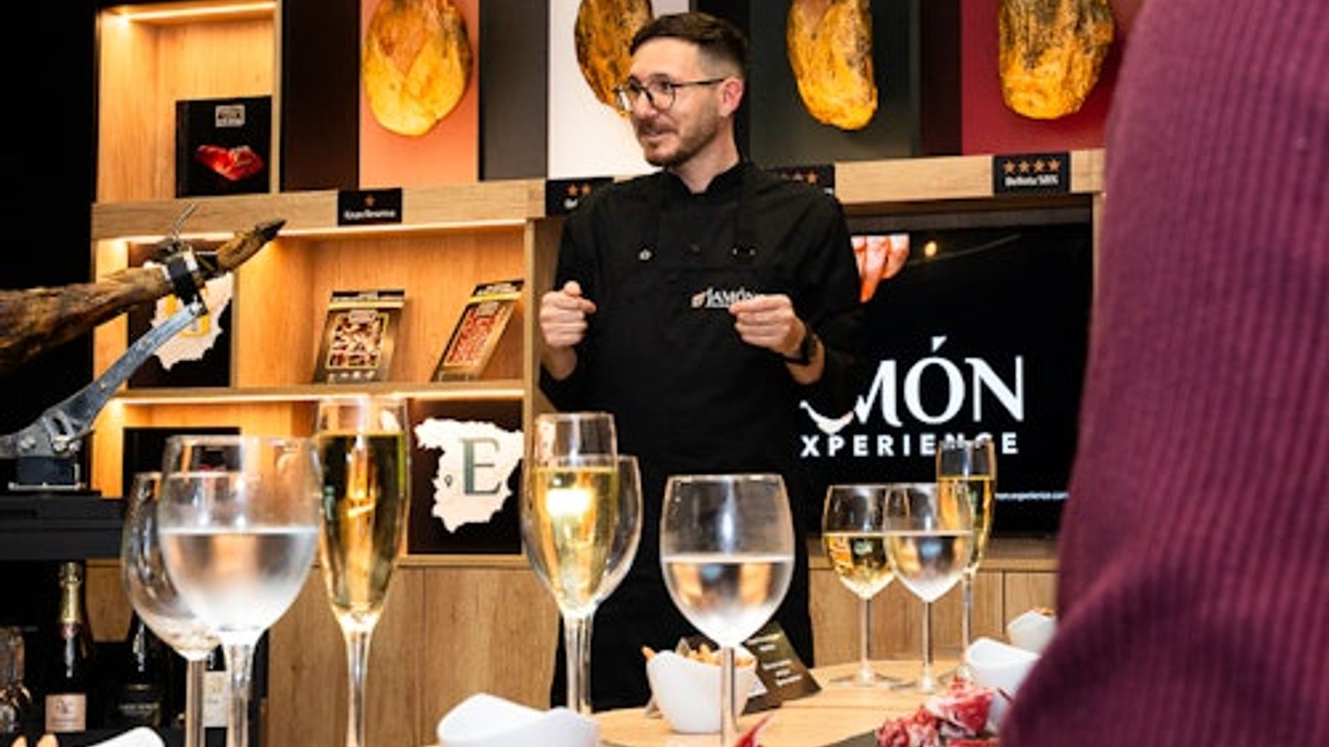Barcelona: Guided Ultimate Ham & Wine Tasting Experience