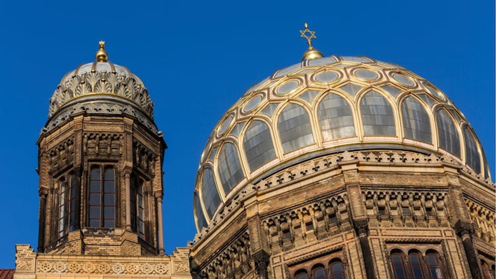 Tour hidden gems of the Jewish district in an exploration game