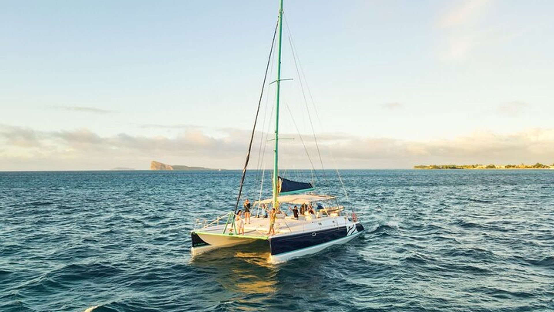 Crucero en catamarán al atardecer por Mauricio – Barra libre y aperitivos