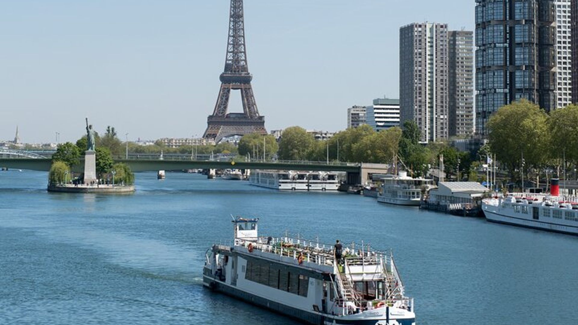 Paris River Seine Italian Dinner Group Cruise