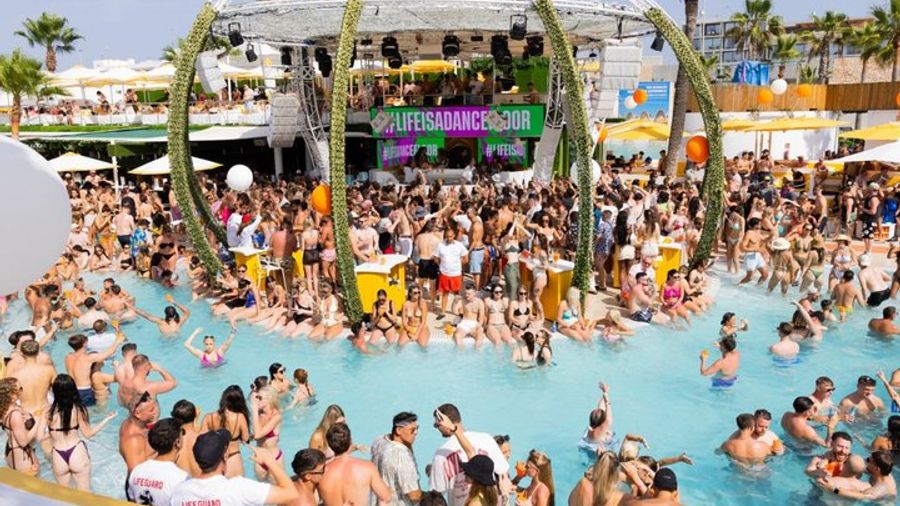 Ibiza: Pool Party and Beach Bar Crawl With 4-in-1 Entry
