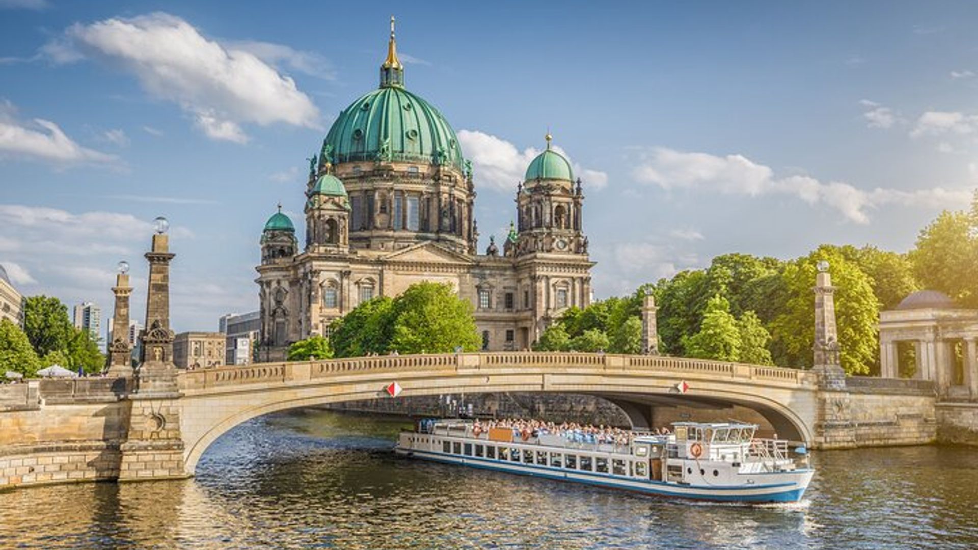Berlin Old Town Walking Tour & Skip-the-Line Boat Cruise
