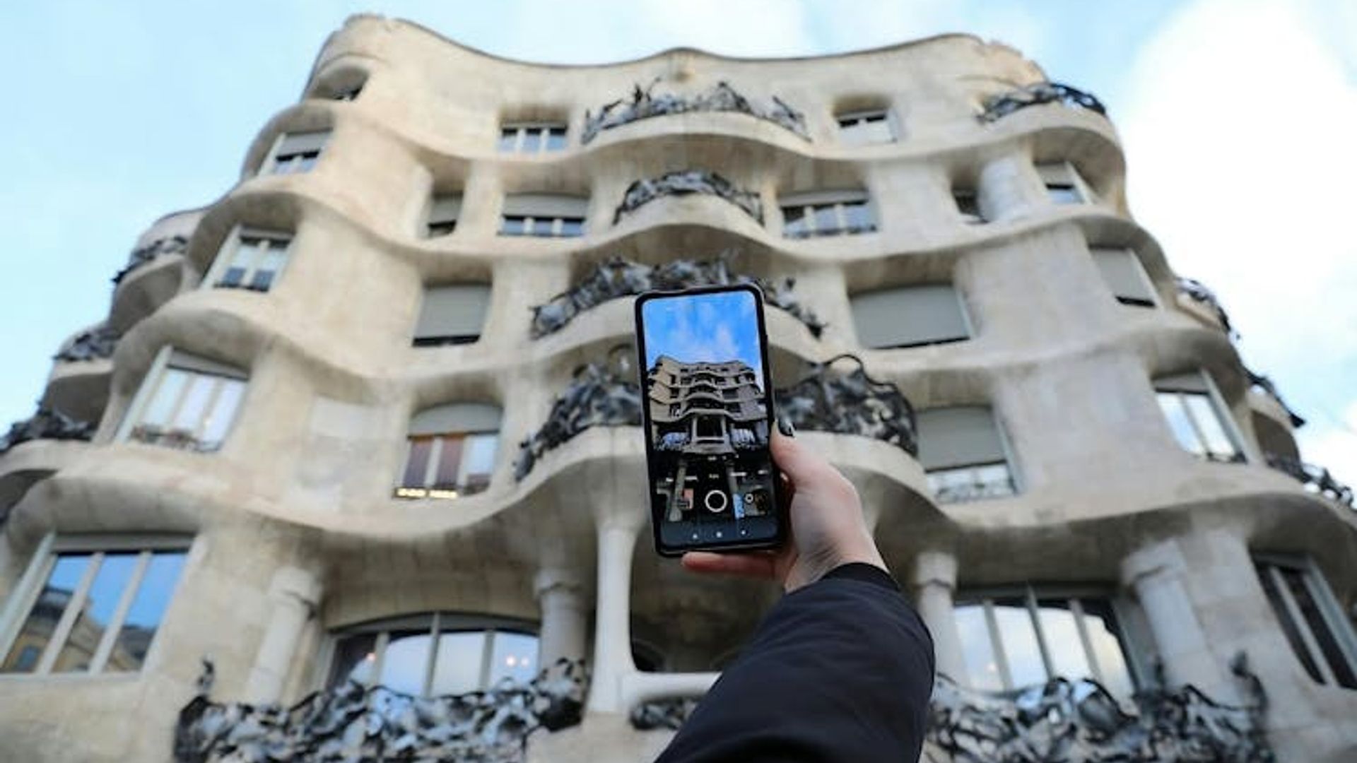 Guided morning private tour of La Pedrera in Barcelona with Casa Batllo ticket