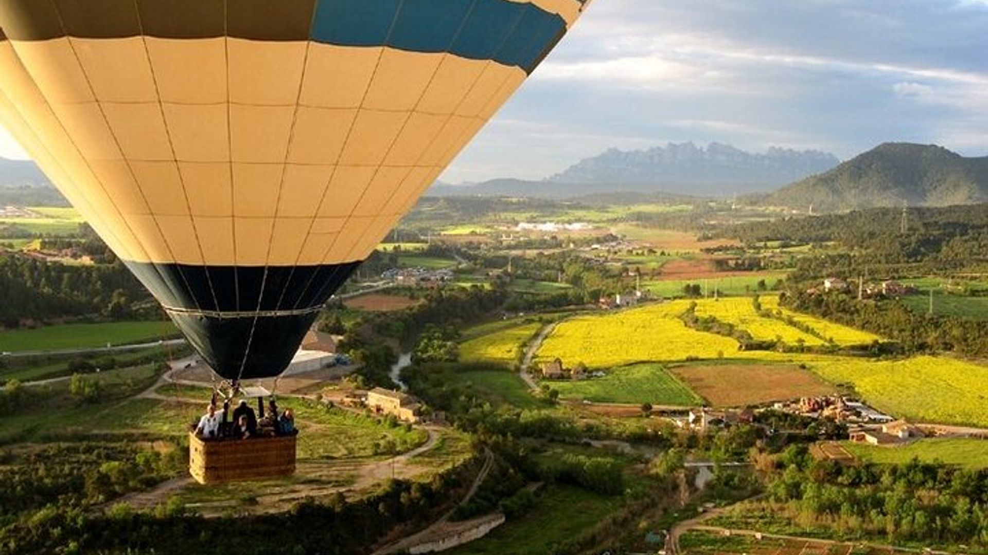 Barcelona Small-Group Hot Air Balloon and Cruise Tour