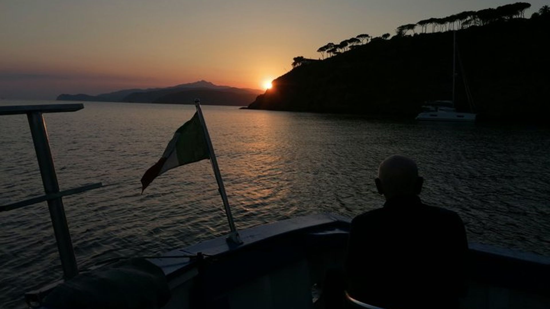 Turismo de pesca en la isla de Elba con aperitivo y cena a bordo.