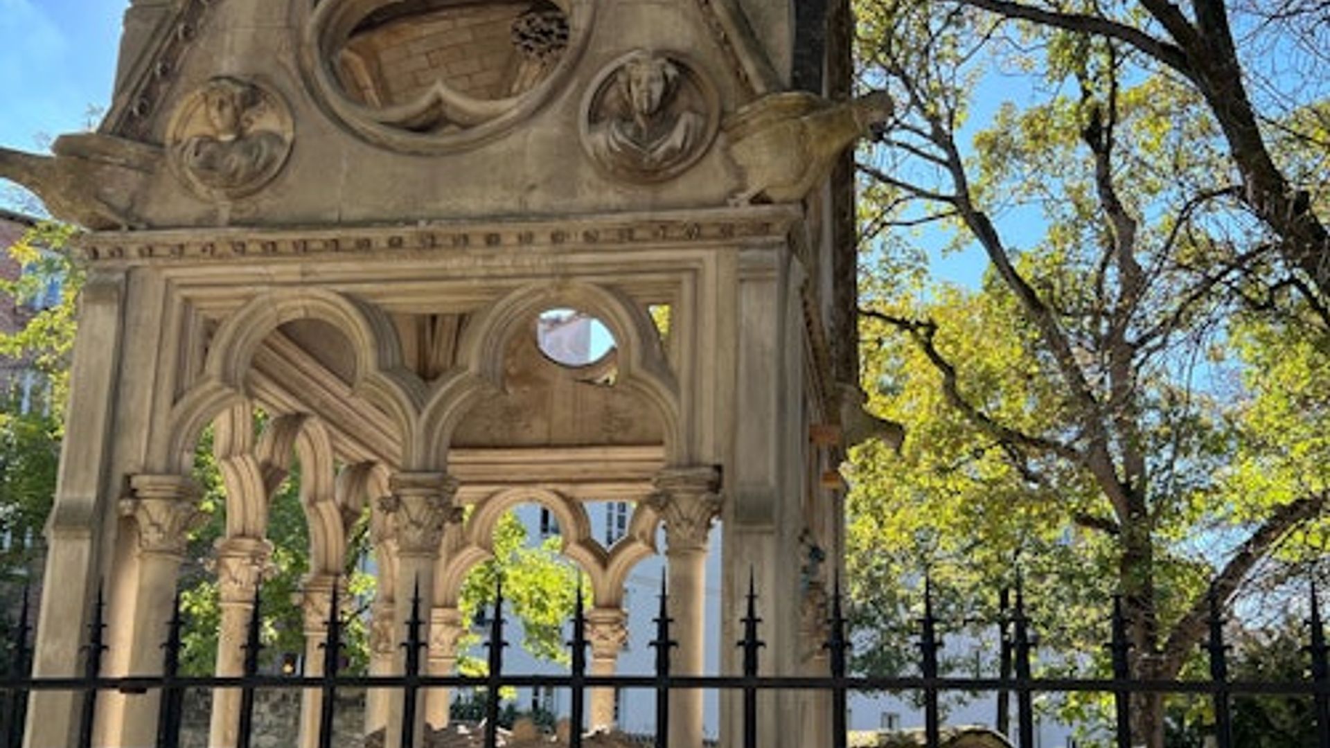 Paris: Haunted Père Lachaise Cemetery Guided Tour